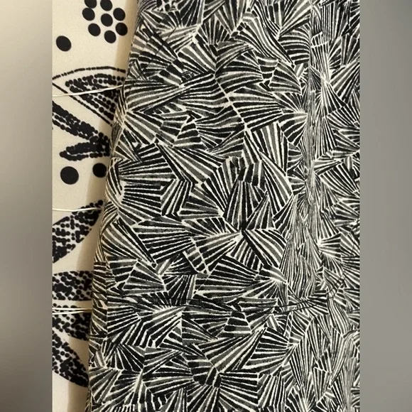 Adorable comfy skort! Black and white geometric pattern cotton blend, size large - Picture 7 of 9